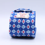 Cruciani &amp; Bella
100% Silk
Self-Tipped
Royal Blue, Light Red, White and Light Blue Motif Tie
Handmade and Printed in &nbsp;Italy
English Archive Motif
8 cm x 150 cm
#10093