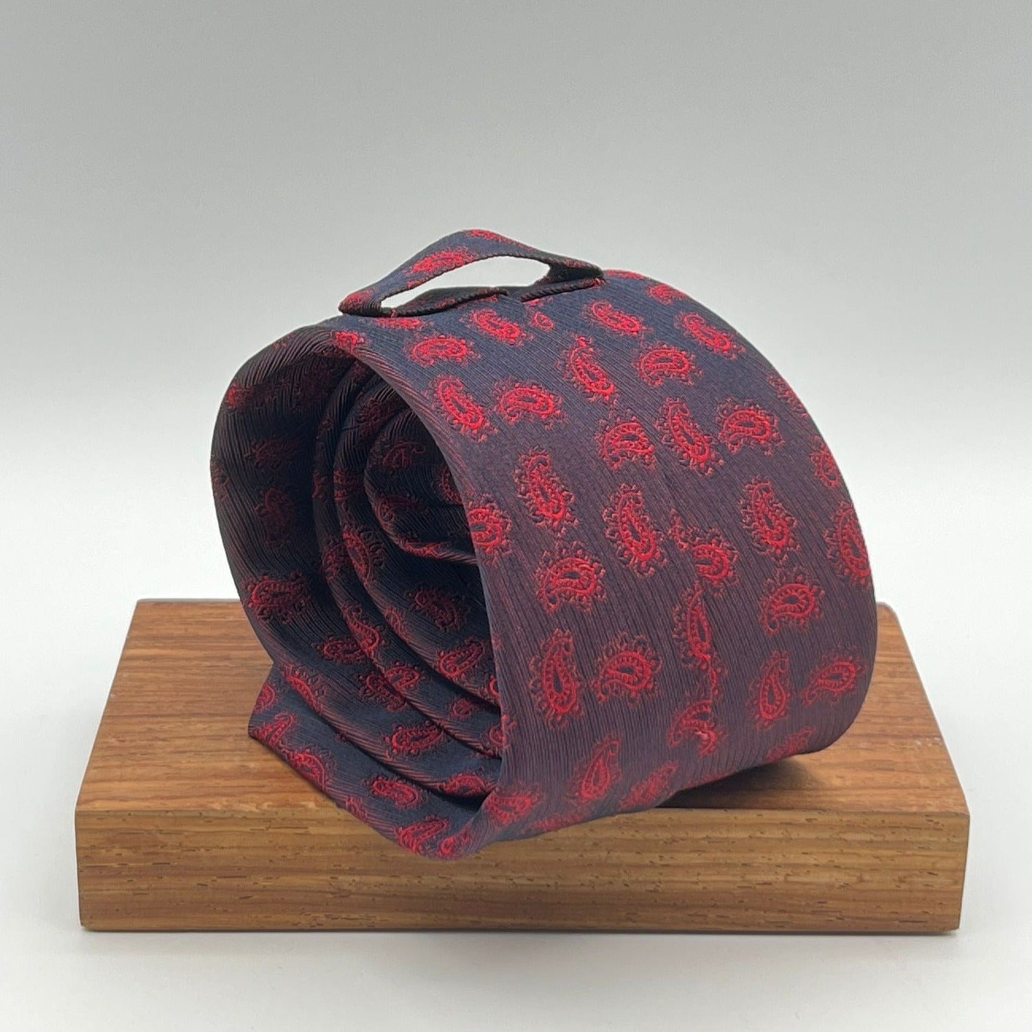 Drake's for Cruciani & Bella 100%  Woven Silk Jacquard Tipped Wine with Red Paisley Motif Tie Handmade in London, England 9 cm x 148 cm #6864