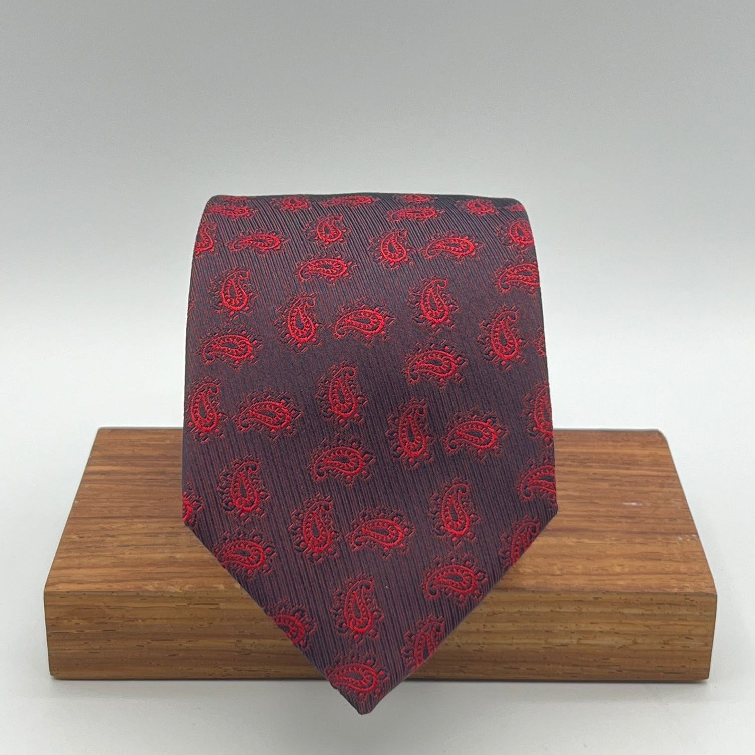Drake's for Cruciani & Bella 100%  Woven Silk Jacquard Tipped Wine with Red Paisley Motif Tie Handmade in London, England 9 cm x 148 cm #6864