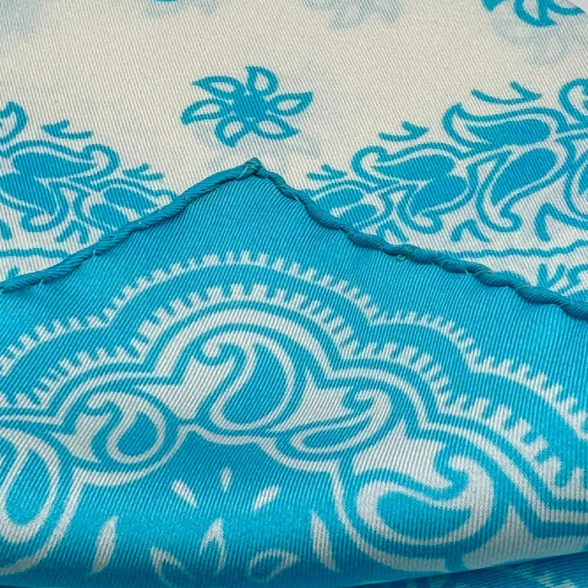 <ul> <li data-mce-fragment="1">Cruciani &amp; Bella</li> <li data-mce-fragment="1">100% Printed Silk&nbsp;</li> <li data-mce-fragment="1">Hand-rolled</li> <li data-mce-fragment="1">Turquoise, White Floral Motif Pocket Square</li> <li data-mce-fragment="1">Handmade in England<br data-mce-fragment="1"></li> <li data-mce-fragment="1">32 cm &nbsp;X 32 cm</li> </ul>