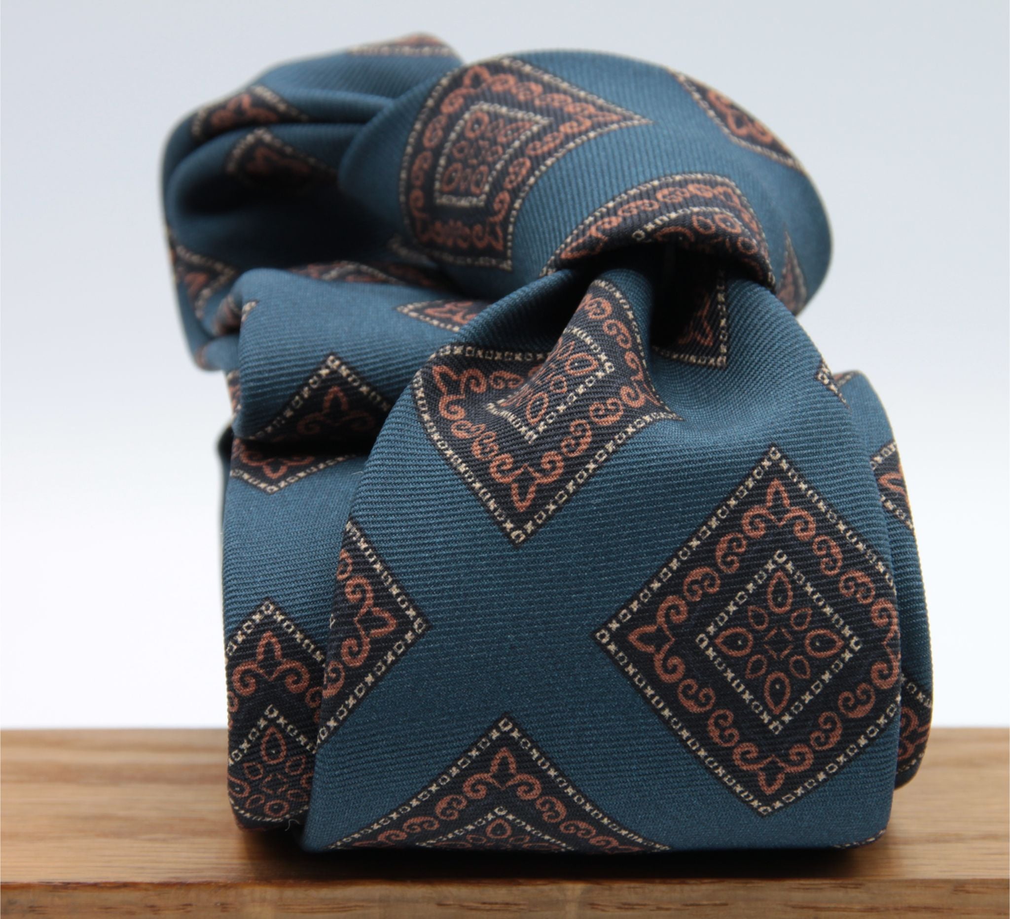 Holliday &amp; Brown for Cruciani &amp; Bella
100% printed Madder Silk
Self Tipped
Denim Blue, Brown, Dark Blue and Yellow motif Tie
Handmade in Italy
8 cm x 150 cm
#8955
