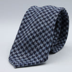 Cruciani &amp; Bella
100% Shetland Wool
Navy Blue and Light Blue Houndstooth
Unlined Tie
Handmade in Italy
#9795
Suggested knot: Four-in-hand