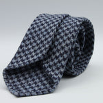 Cruciani &amp; Bella
100% Shetland Wool
Navy Blue and Light Blue Houndstooth
Unlined Tie
Handmade in Italy
#9795
Suggested knot: Four-in-hand