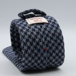 Cruciani &amp; Bella
100% Shetland Wool
Navy Blue and Light Blue Houndstooth
Unlined Tie
Handmade in Italy
#9795
Suggested knot: Four-in-hand