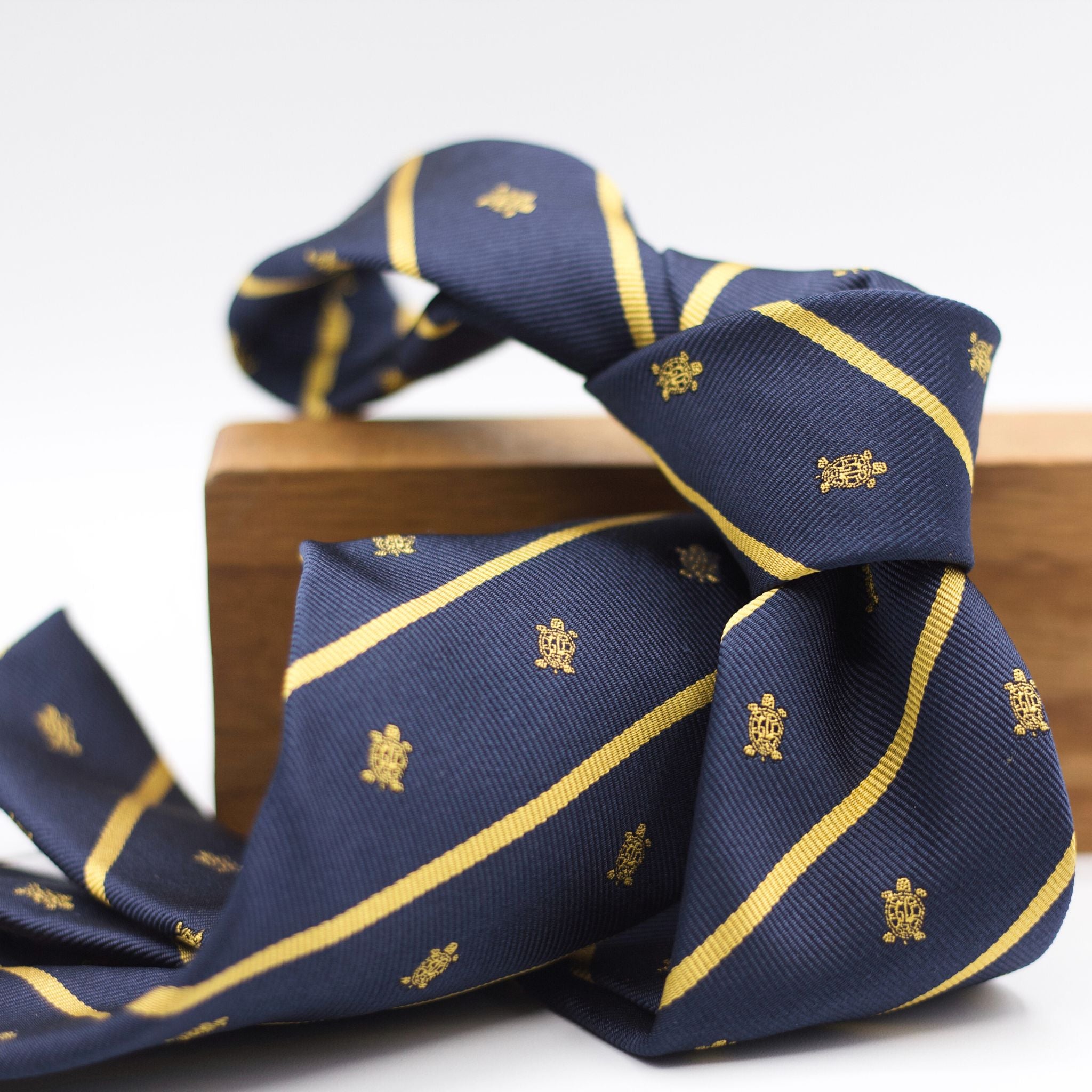 Cruciani &amp; Bella per Gentlemen Drivers 100% Woven Jacquard Silk Tipped Blue, Gold Stripes Crest Tie Handmade in Italy 8 cm x 150 cm