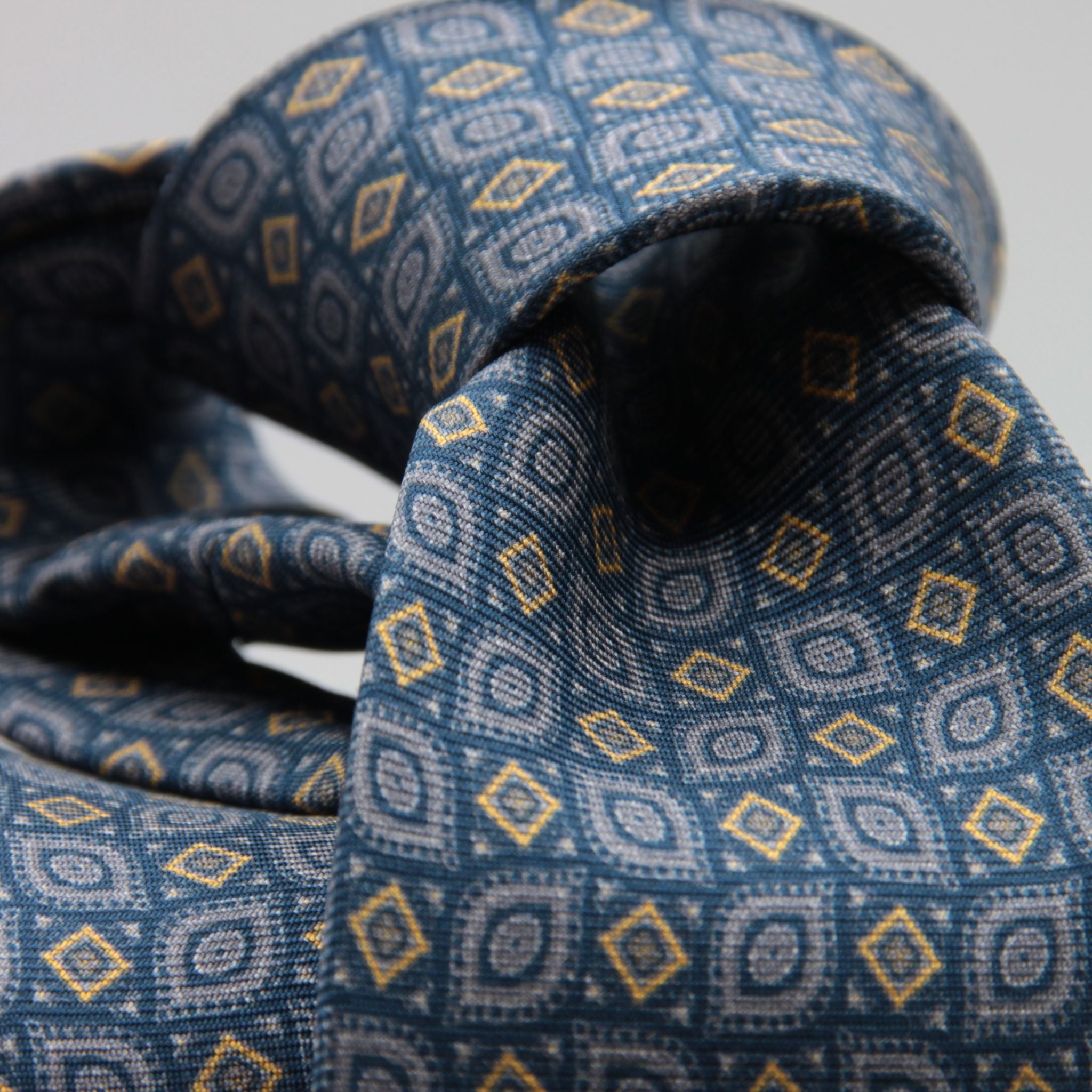 Cruciani &amp; Bella
100% Printed Silk

Self-Tipped
Blue, Grey and Yerllow Motif Tie&nbsp;
Handmade in Rome, Italy.

8 cm x 150 cm
#9295