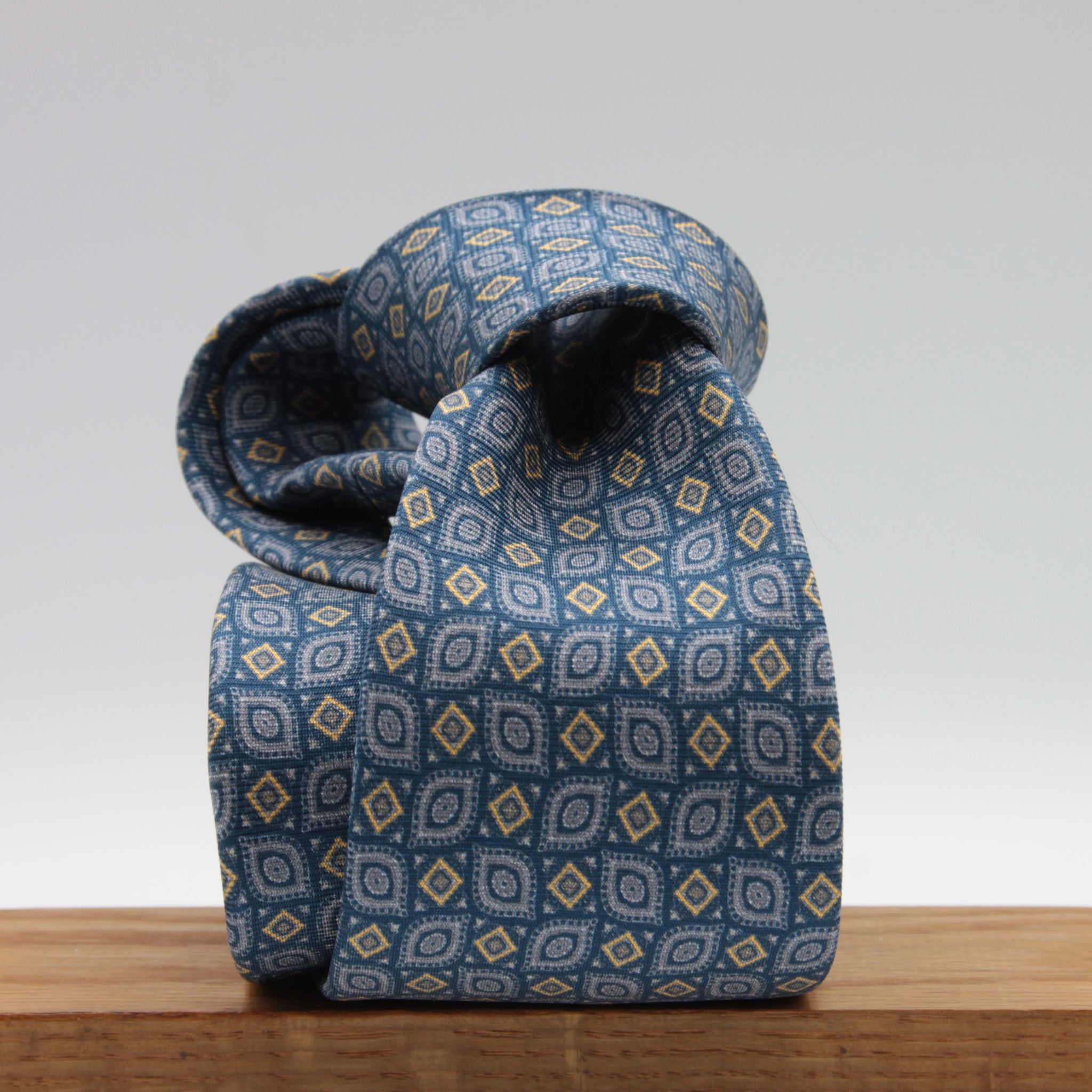 Cruciani &amp; Bella
100% Printed Silk

Self-Tipped
Blue, Grey and Yerllow Motif Tie&nbsp;
Handmade in Rome, Italy.

8 cm x 150 cm
#9295