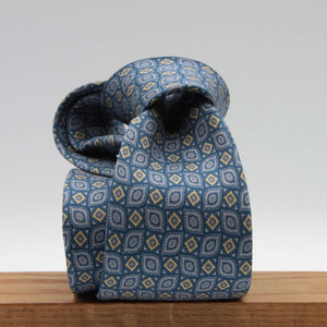 Cruciani &amp; Bella
100% Printed Silk

Self-Tipped
Blue, Grey and Yerllow Motif Tie&nbsp;
Handmade in Rome, Italy.

8 cm x 150 cm
#9295