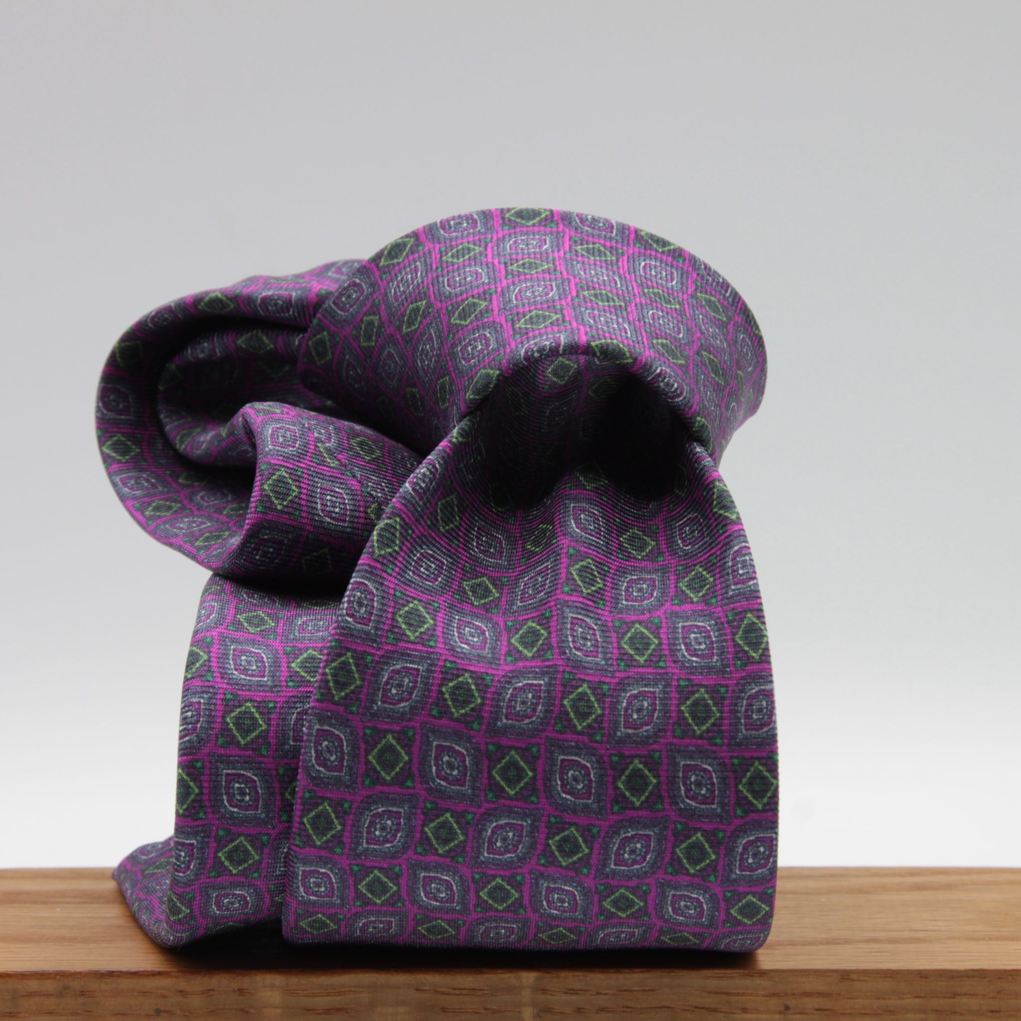 Cruciani &amp; Bella
100% Printed Silk

Self-Tipped
Fucsia, green and Grey Motif Tie&nbsp;
Handmade in Rome, Italy.

8 cm x 150 cm
#9296