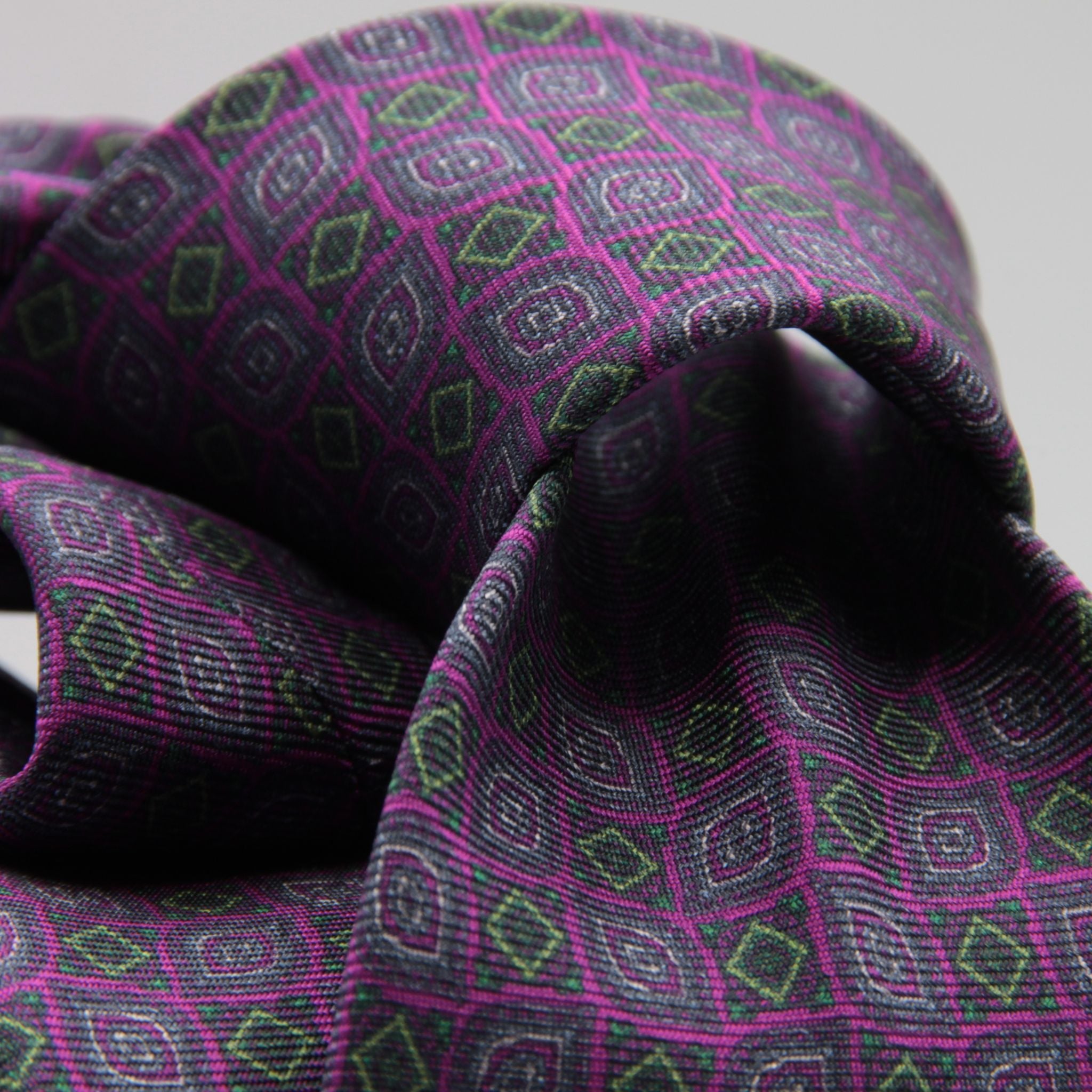 Cruciani &amp; Bella
100% Printed Silk

Self-Tipped
Fucsia, green and Grey Motif Tie&nbsp;
Handmade in Rome, Italy.

8 cm x 150 cm
#9296