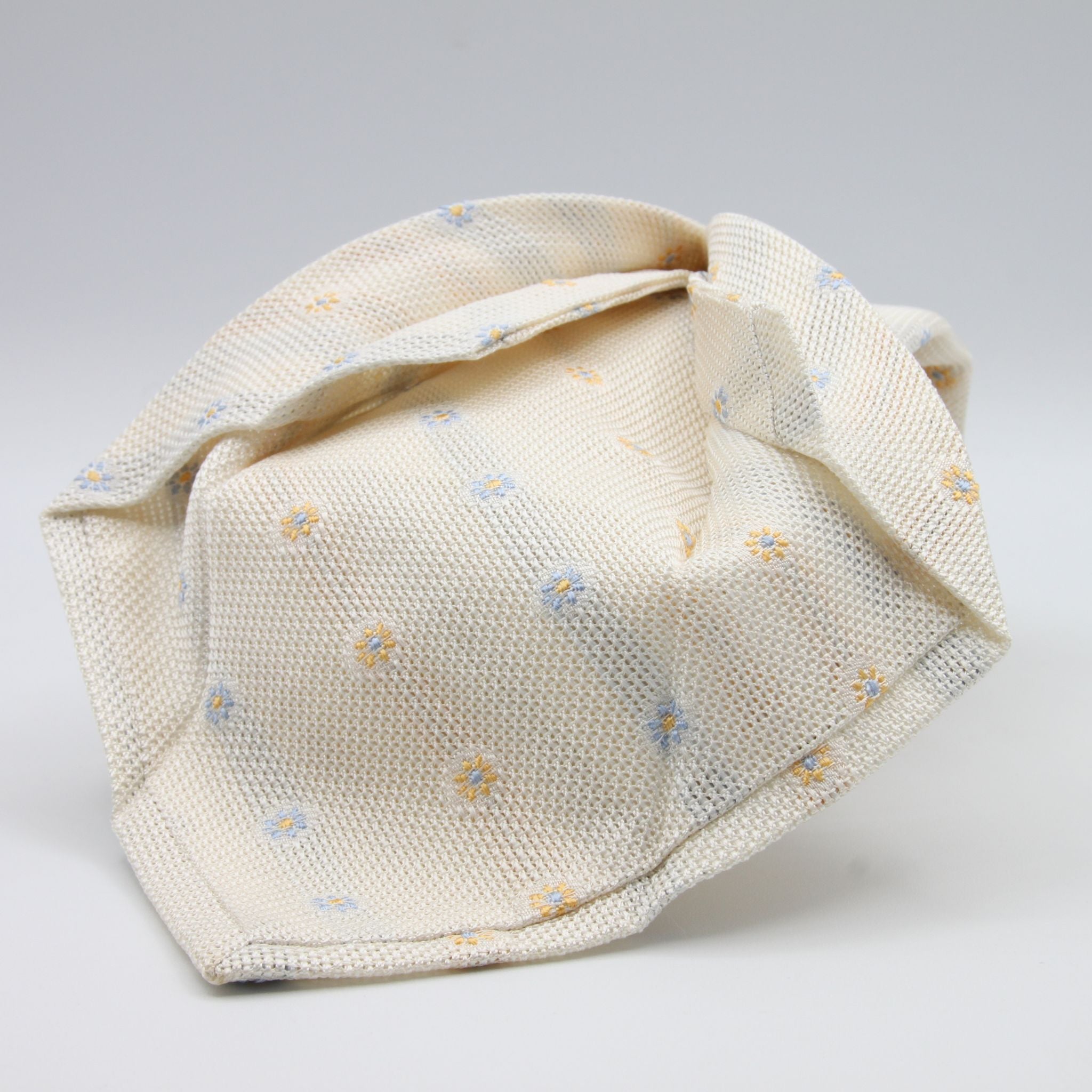 Cruciani &amp; Bella
100% Silk Garza Fina
Woven in Italy
Self-Tipped

Off-White, Yellow and Light Blue Tie
Handmade in Italy
8 cm x 150 cm
#9446
