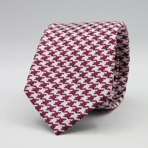 Cruciani &amp; Bella

100% Woven Jacquard silk
Tipped

Fuchsia Houndstooth Tie
Handmade in Como, Italy
8 cm x 150 cm
#7723