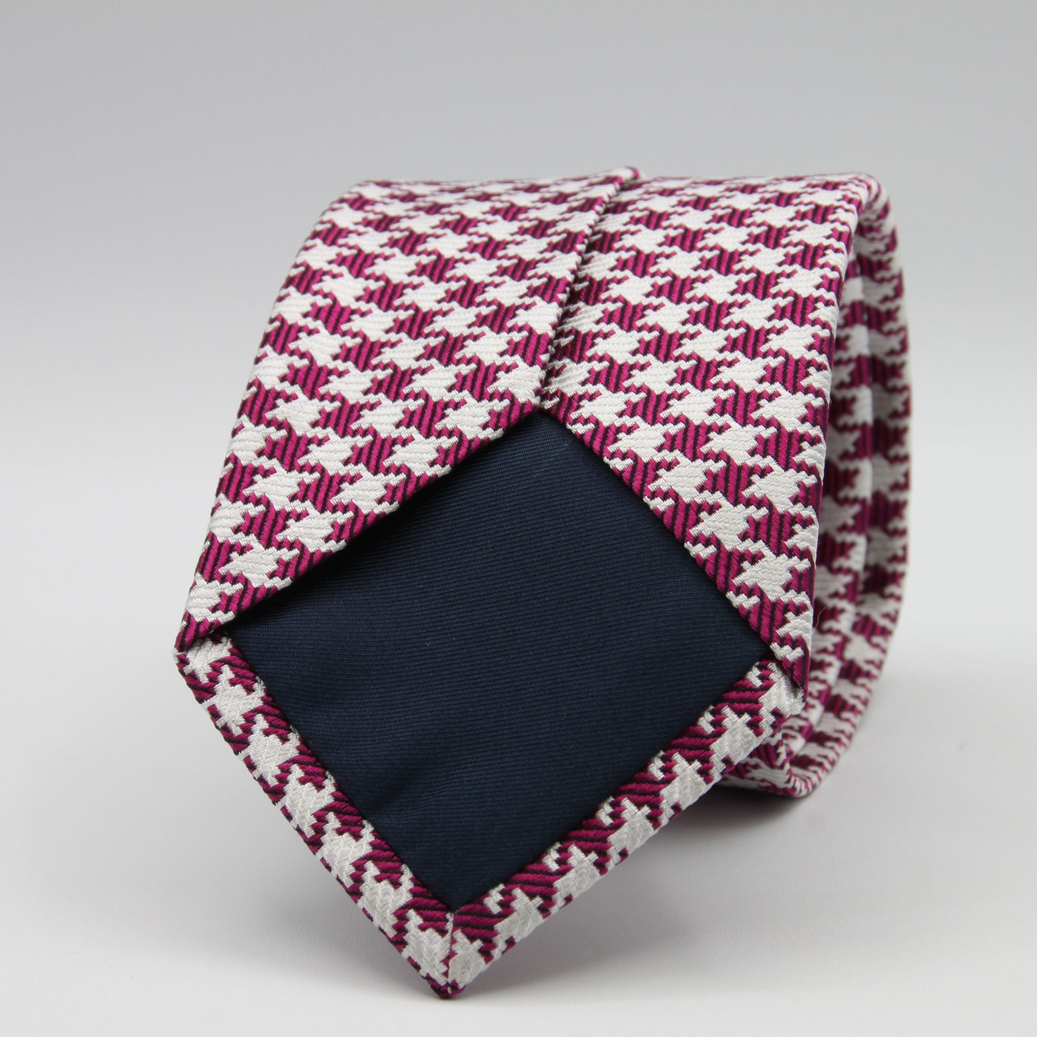Cruciani &amp; Bella

100% Woven Jacquard silk
Tipped

Fuchsia Houndstooth Tie
Handmade in Como, Italy
8 cm x 150 cm
#7723