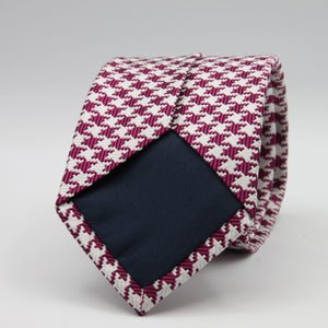 Cruciani &amp; Bella

100% Woven Jacquard silk
Tipped

Fuchsia Houndstooth Tie
Handmade in Como, Italy
8 cm x 150 cm
#7723