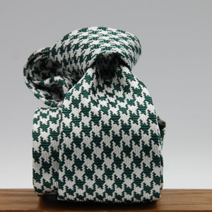 Cruciani &amp; Bella

100% Woven Jacquard silk
Tipped
3-Folds High
Forrest Green Houndstooth Tie
Handmade in Como, Italy
8 cm x 150 cm
#7724