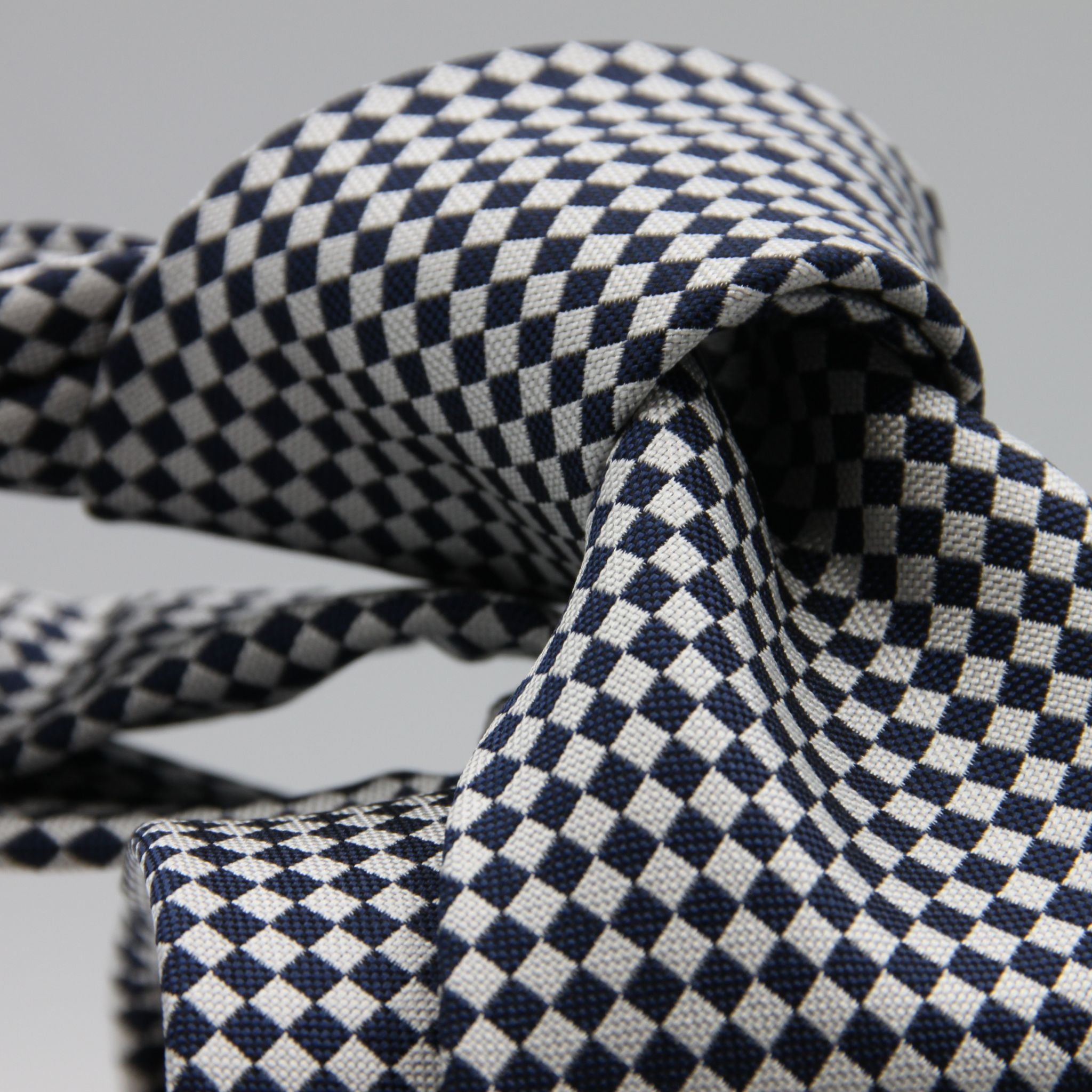 Cruciani &amp; Bella

100% Woven Jacquard Silk
Tipped
3-Folds High
White and dark Blue Optical Motif Tie
Handmade in Como, Italy
8 cm x 150 cm
#7877