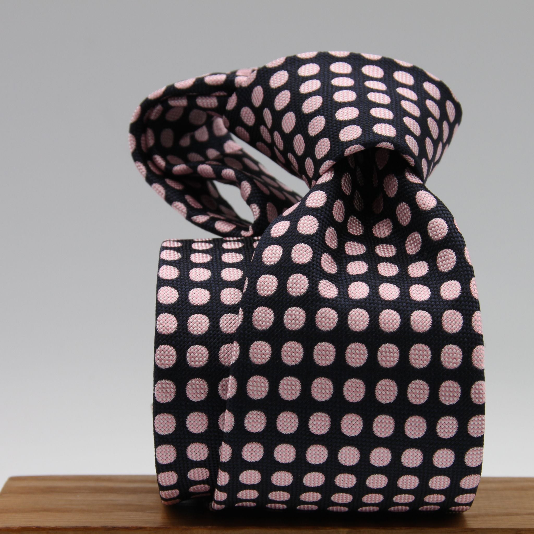Cruciani &amp; Bella

100% Woven Jacquard silk
Tipped

Dark Blue and Pink "Winston's Spot" Tie
Handmade in Como, Italy
8 cm x 150 cm
#8801