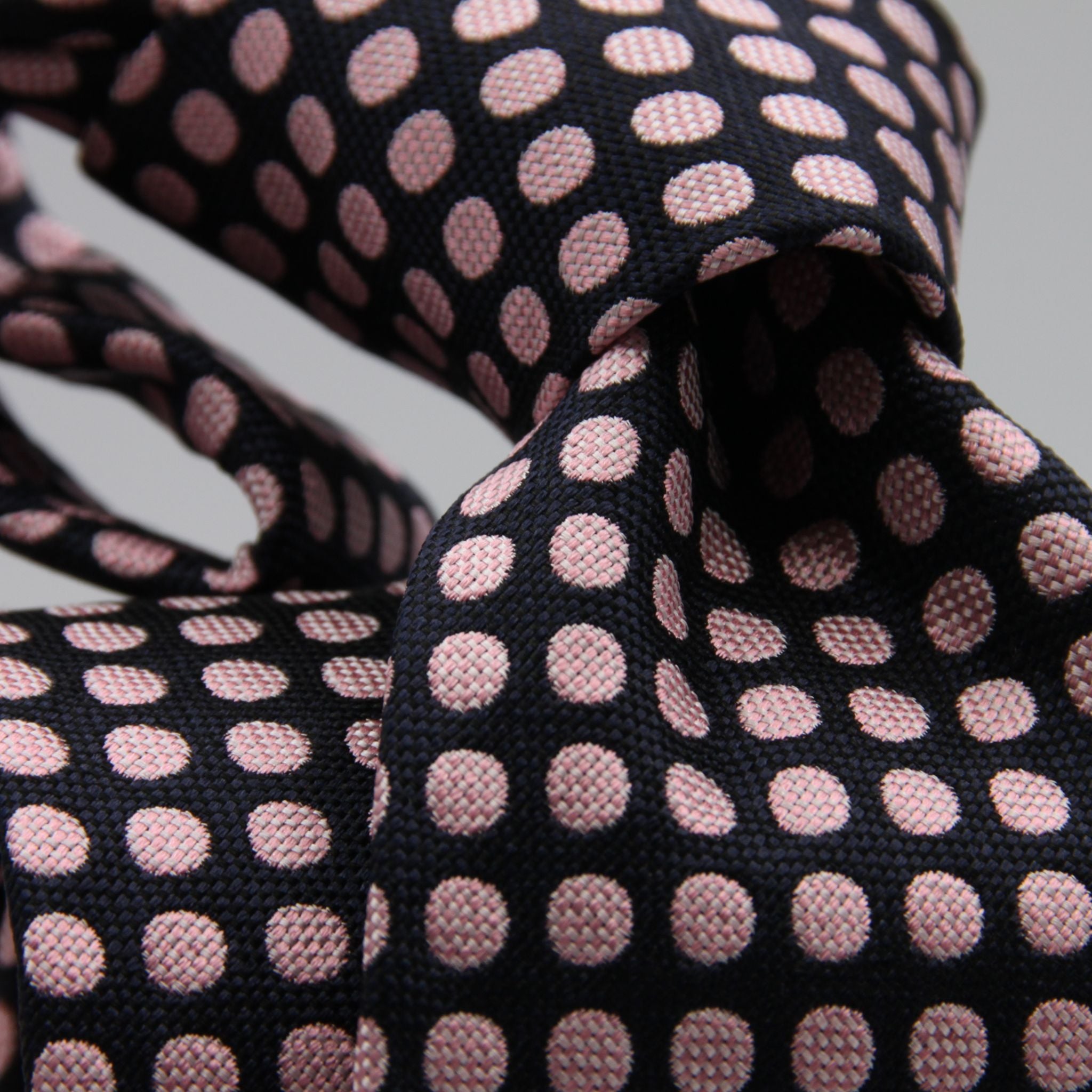 Cruciani &amp; Bella

100% Woven Jacquard silk
Tipped

Dark Blue and Pink "Winston's Spot" Tie
Handmade in Como, Italy
8 cm x 150 cm
#8801