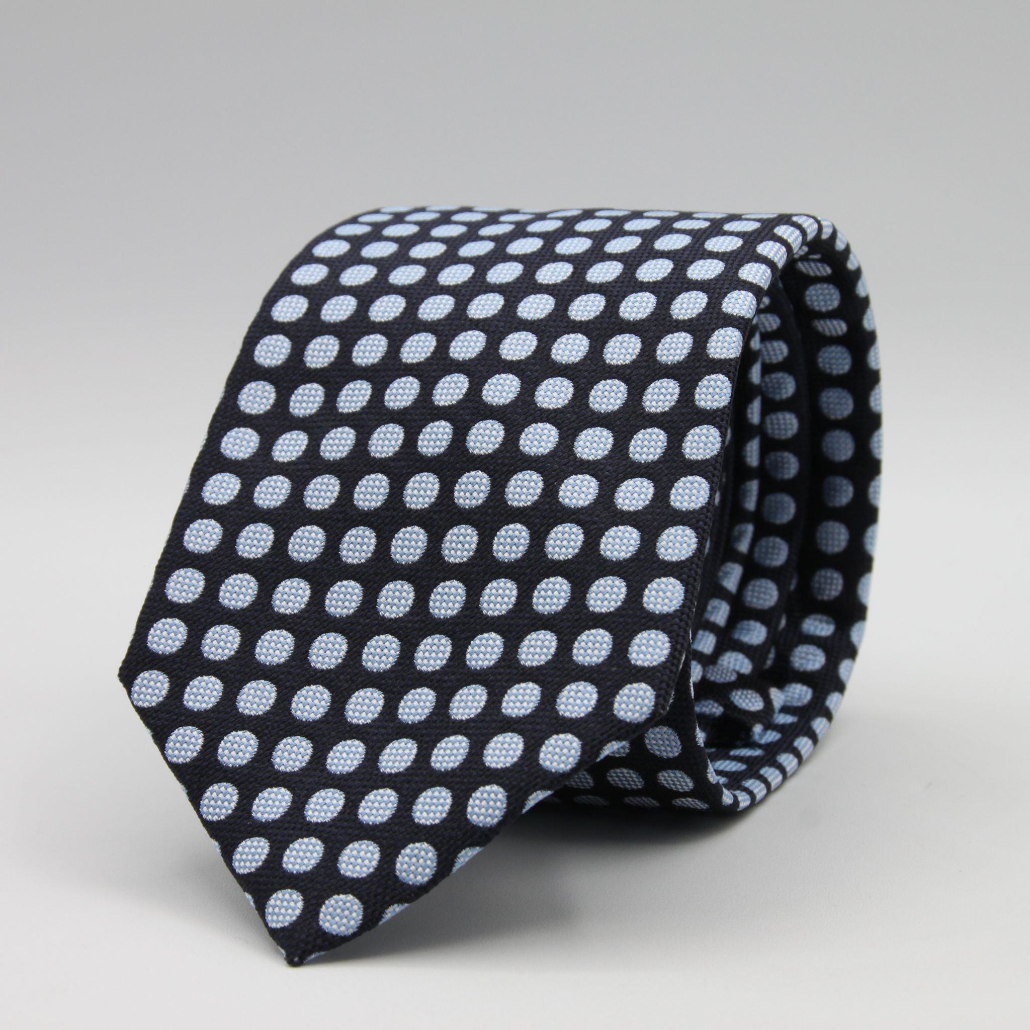 Cruciani &amp; Bella

100% Woven Jacquard silk
Tipped

Blue Navy and Baby Blue "Winston's Spot" Tie
Handmade in Como, Italy
8 cm x 150 cm
#8802