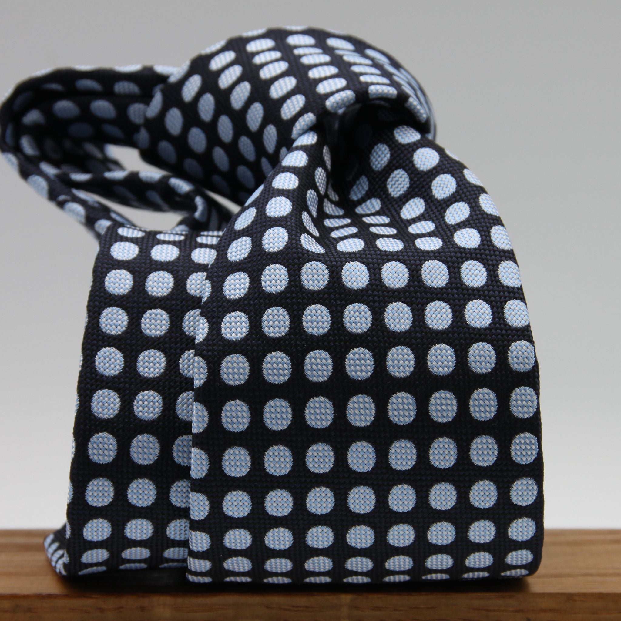 Cruciani &amp; Bella

100% Woven Jacquard silk
Tipped

Blue Navy and Baby Blue "Winston's Spot" Tie
Handmade in Como, Italy
8 cm x 150 cm
#8802