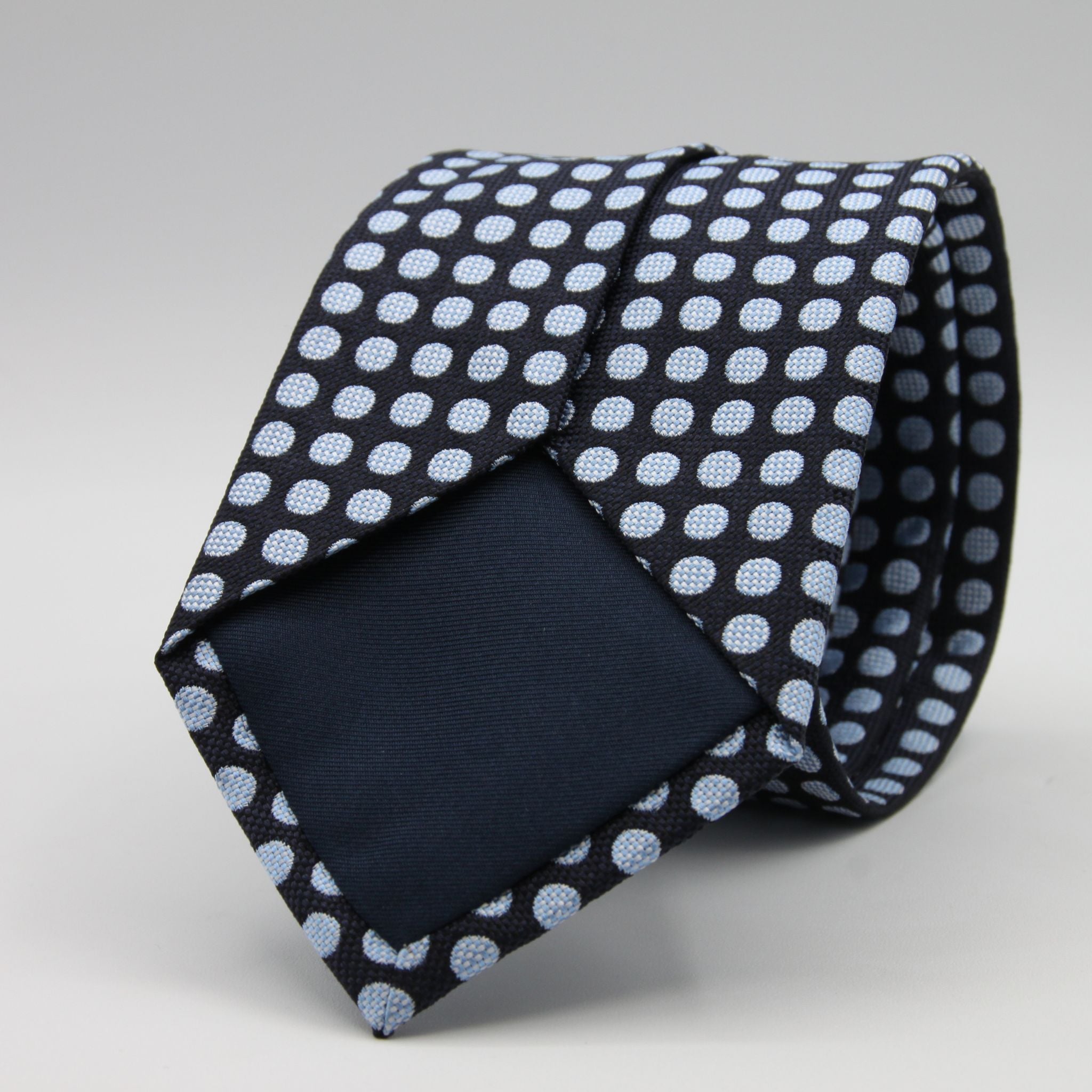 Cruciani &amp; Bella

100% Woven Jacquard silk
Tipped

Blue Navy and Baby Blue "Winston's Spot" Tie
Handmade in Como, Italy
8 cm x 150 cm
#8802