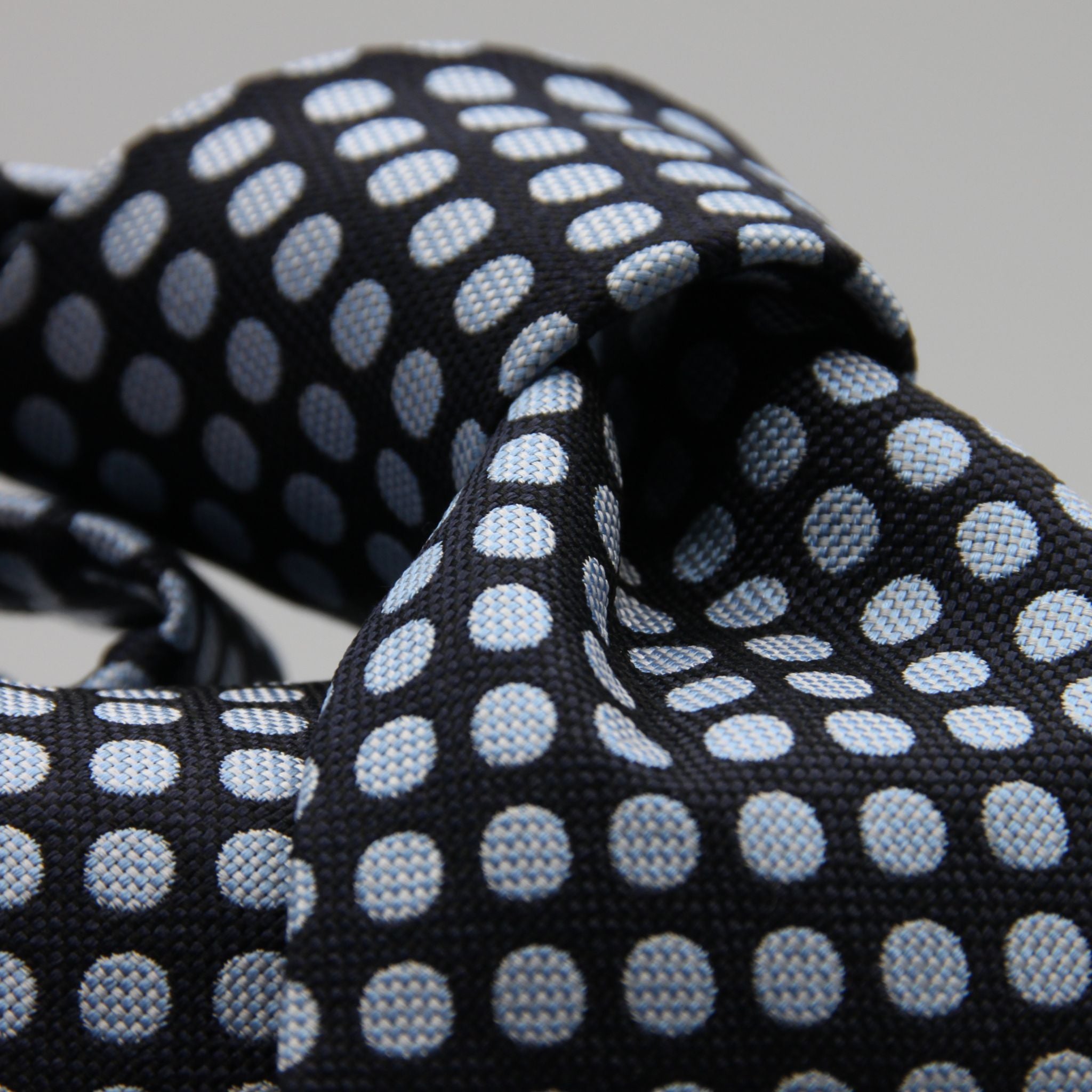 Cruciani &amp; Bella

100% Woven Jacquard silk
Tipped

Blue Navy and Baby Blue "Winston's Spot" Tie
Handmade in Como, Italy
8 cm x 150 cm
#8802