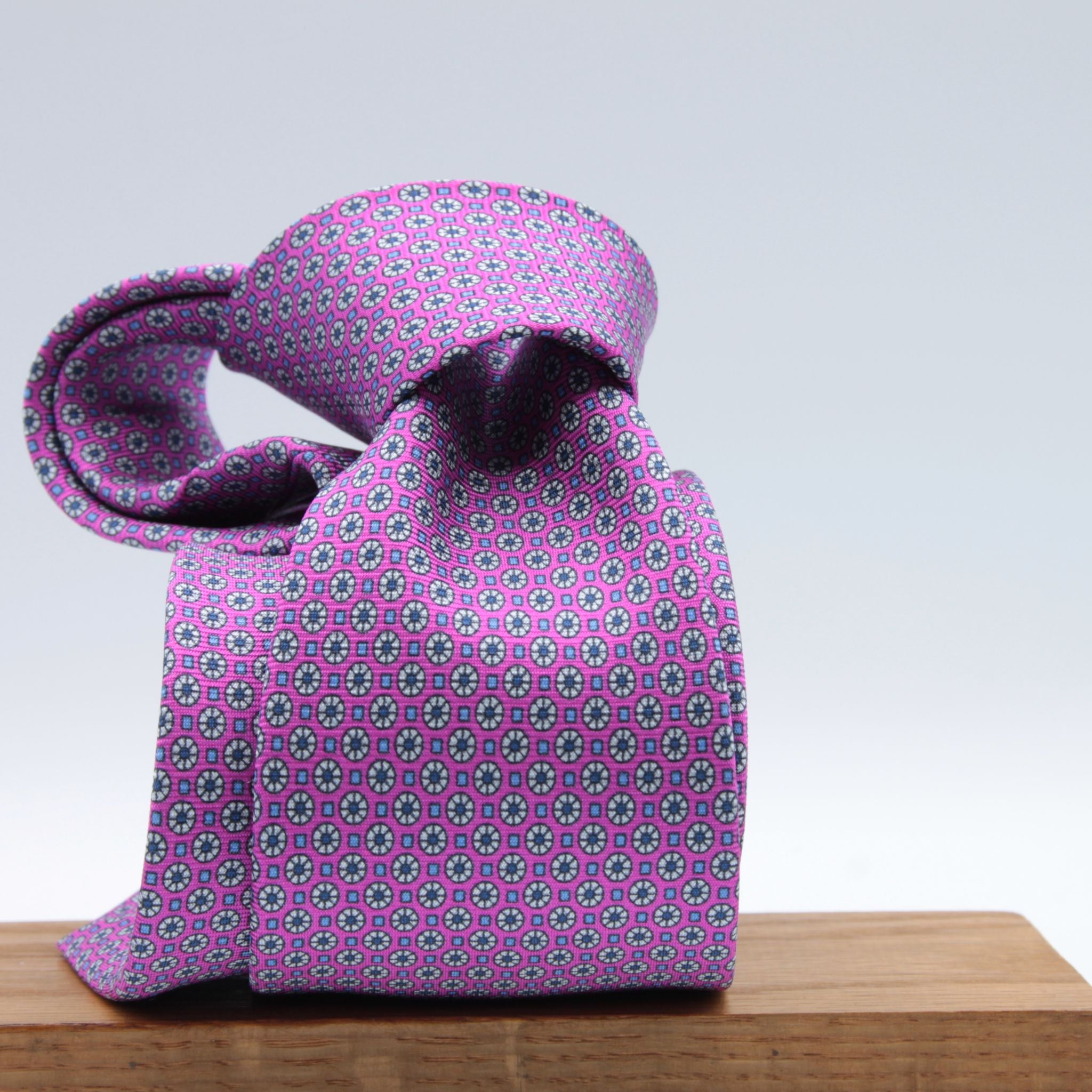 Cruciani &amp; Bella
100% Printed Silk

Self-Tipped
Fucsia, Light Grey, Light Blue and Blue Motif Tie&nbsp;
Handmade in Rome, Italy.

8 cm x 150 cm
#9287