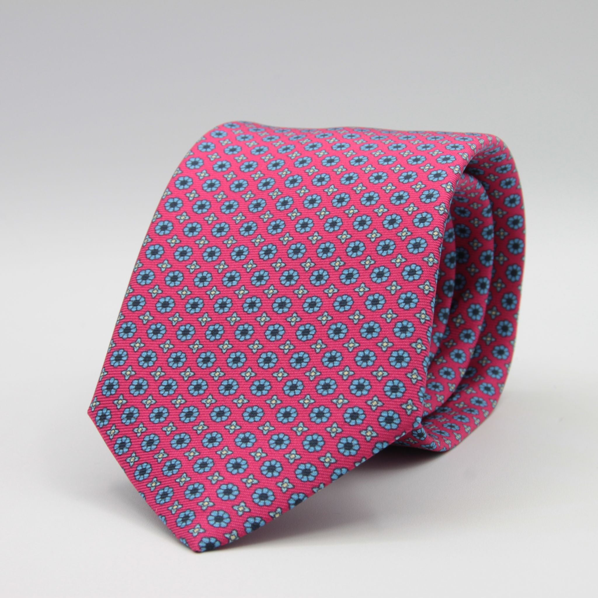 Cruciani &amp; Bella
100% Printed Silk

Self-Tipped
Light red, Light Blue and White Motif Tie&nbsp;
Handmade in Rome, Italy.

8 cm x 150 cm
#9291