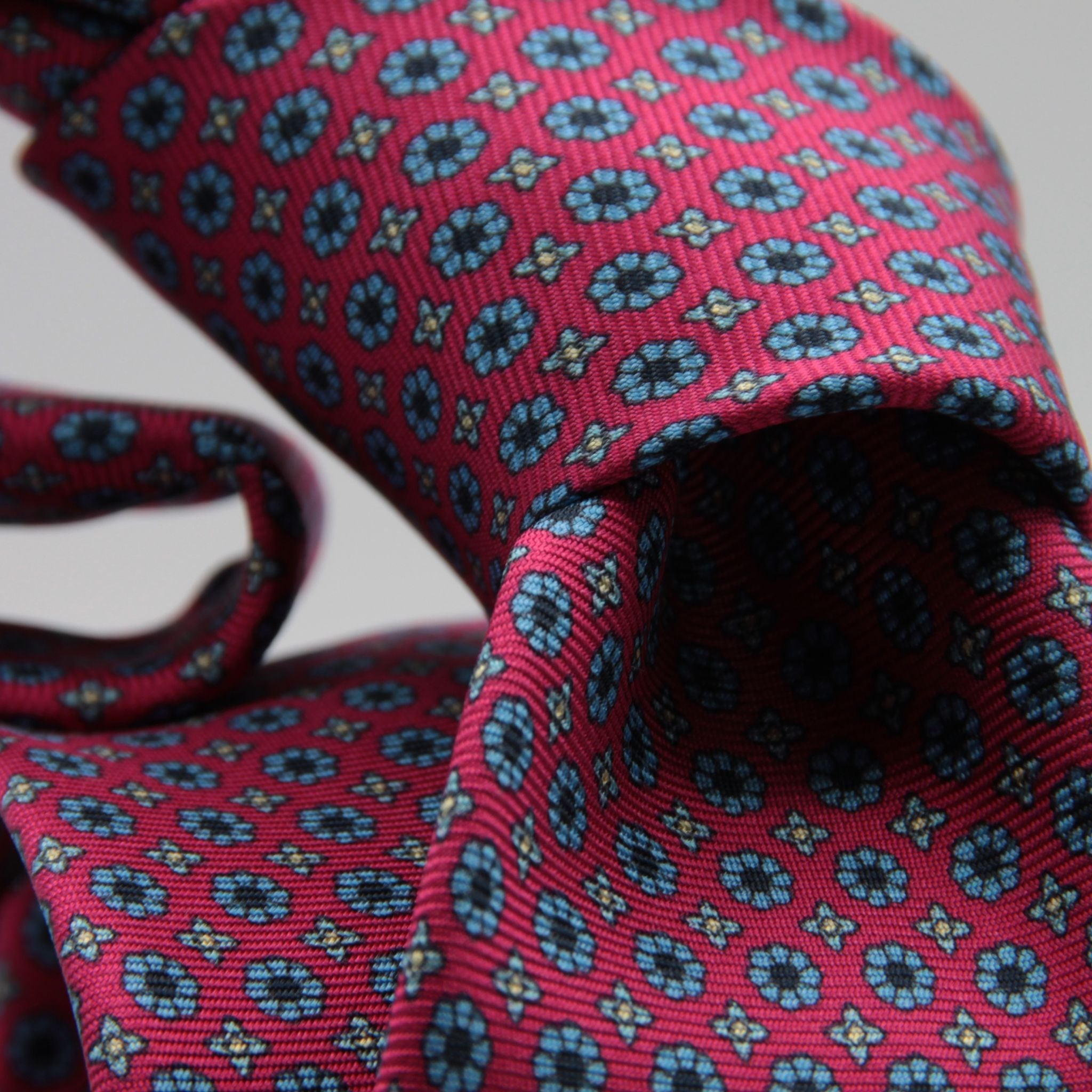Cruciani &amp; Bella
100% Printed Silk

Self-Tipped
Light red, Light Blue and White Motif Tie&nbsp;
Handmade in Rome, Italy.

8 cm x 150 cm
#9291