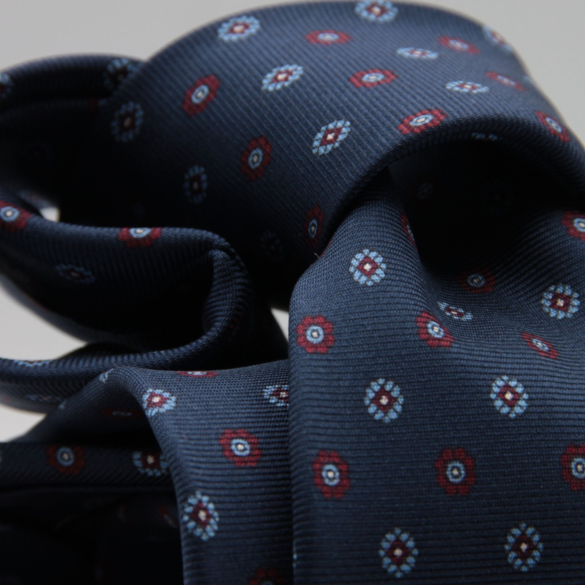 Cruciani &amp; Bella
100% Printed Silk

Self-Tipped
Blue, Red and Light Blue Motif Tie&nbsp;
Handmade in Rome, Italy.

8 cm x 150 cm
#9299