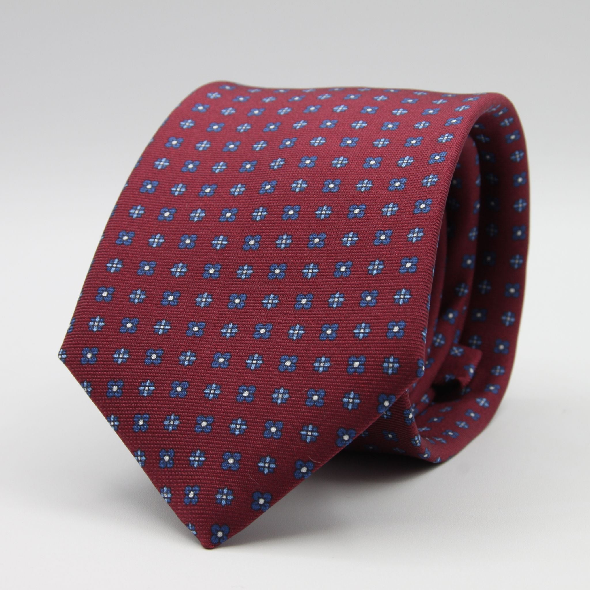 Cruciani &amp; Bella
100% Printed Silk

Self-Tipped
Red Wine, Blue, Light Blue and White Motif Tie&nbsp;
Handmade in Rome, Italy.

8 cm x 150 cm
#9304