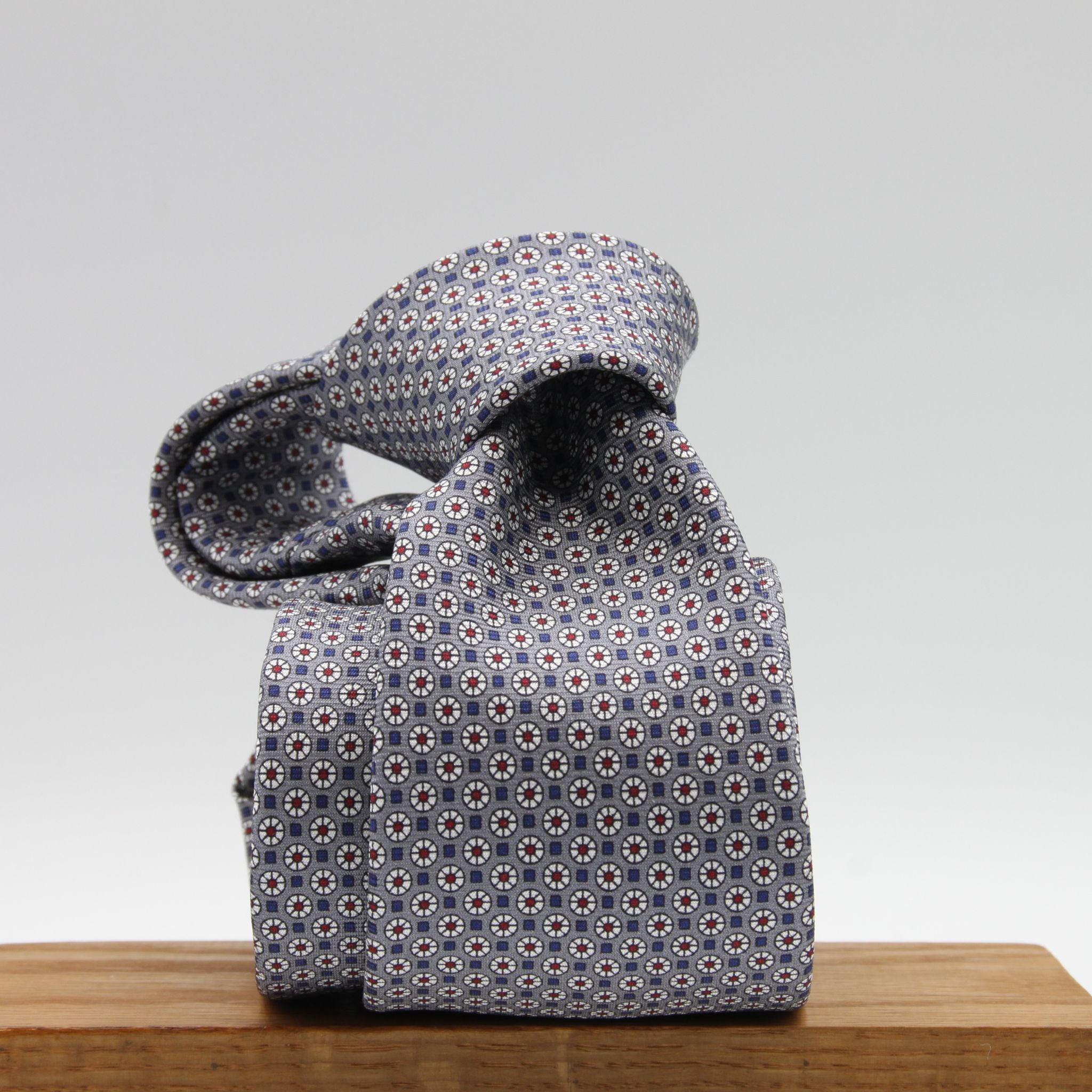 Cruciani &amp; Bella
100% Printed Silk

Self-Tipped
Grey, White, Red and Blue Motif Tie
Handmade in Rome, Italy.
8 cm x 150 cm
#9429