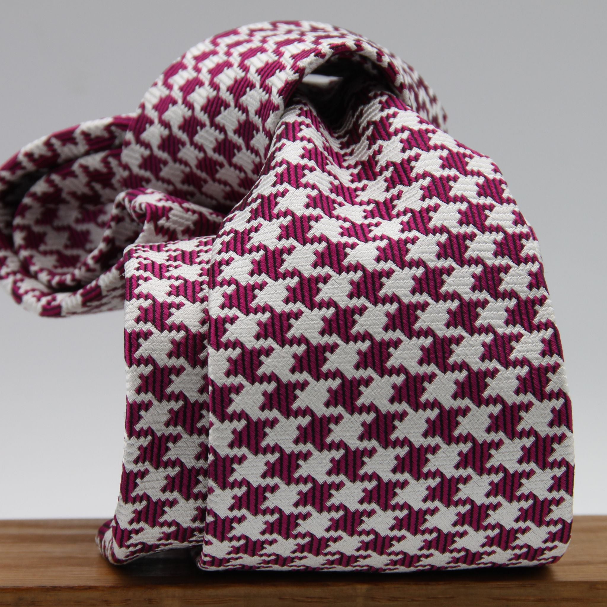 Cruciani &amp; Bella

100% Woven Jacquard silk
Tipped

Fuchsia Houndstooth Tie
Handmade in Como, Italy
8 cm x 150 cm
#7723