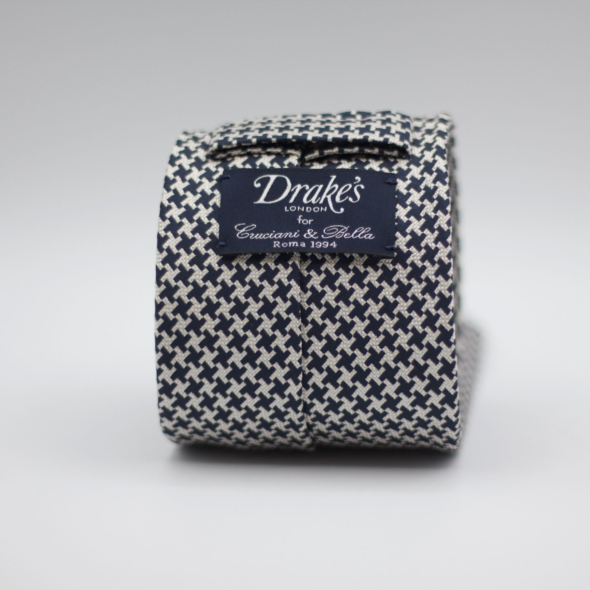 Drake's for Cruciani e Bella 100%   Silk Tipped White and Dark Bleu Houndstooth Small Cheek Handmade in London, England 8 cm x 150 cm
