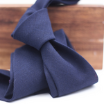 Cruciani & Bella Hardy Minnis Fresco III, 2 Ply 100% Wool, 280 gr Made in Uk, Huddersfield Unlined Hand rolled blades Dark Blue Unlined tie Handmade in Italy 8 cm x 150 cm