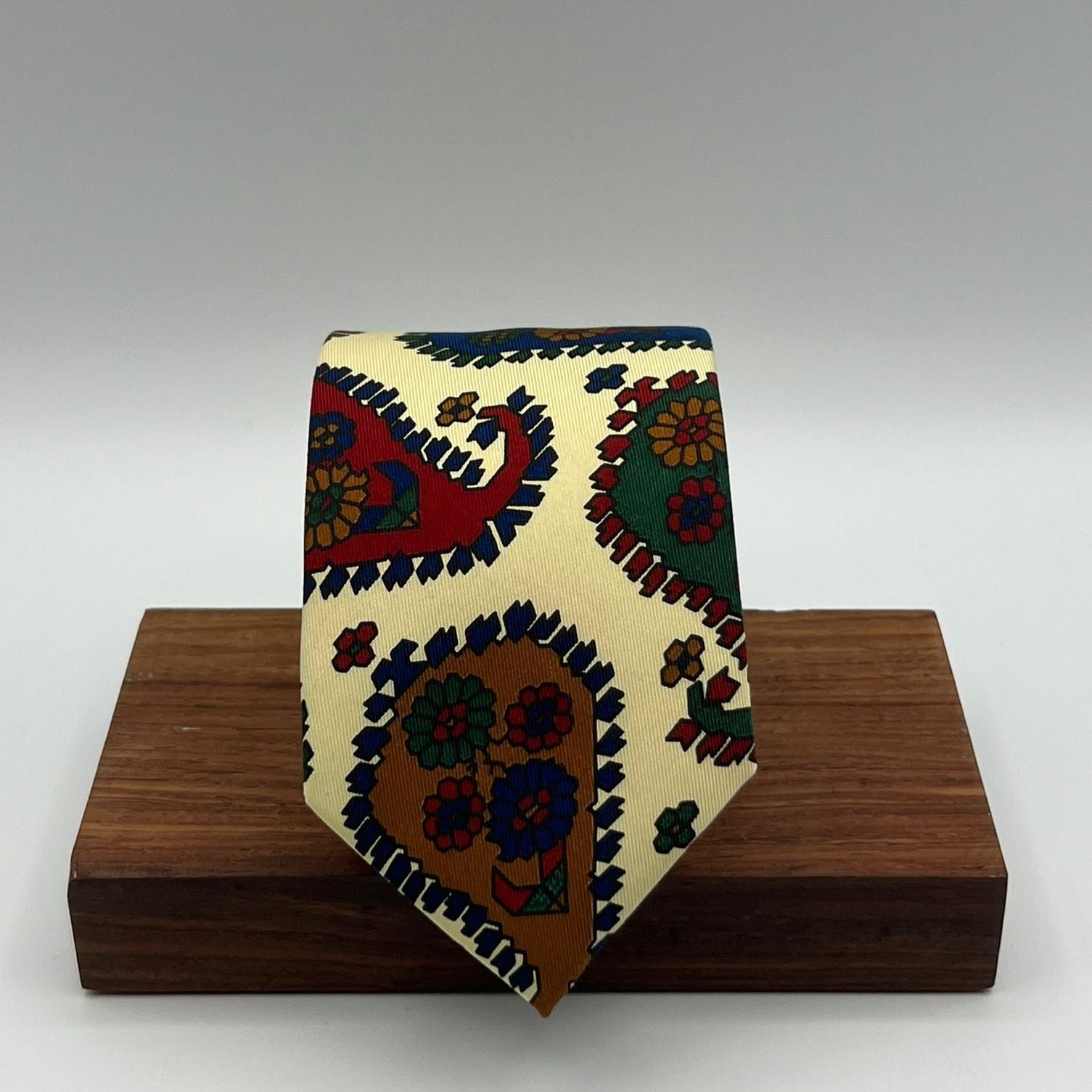 Drake's for Cruciani & Bella 36 oz 100% Printed Silk Tipped Light Yellow Tie Brown, Bleu, Red and Green Motif  Handmade in England 8 cm x 148 cm
