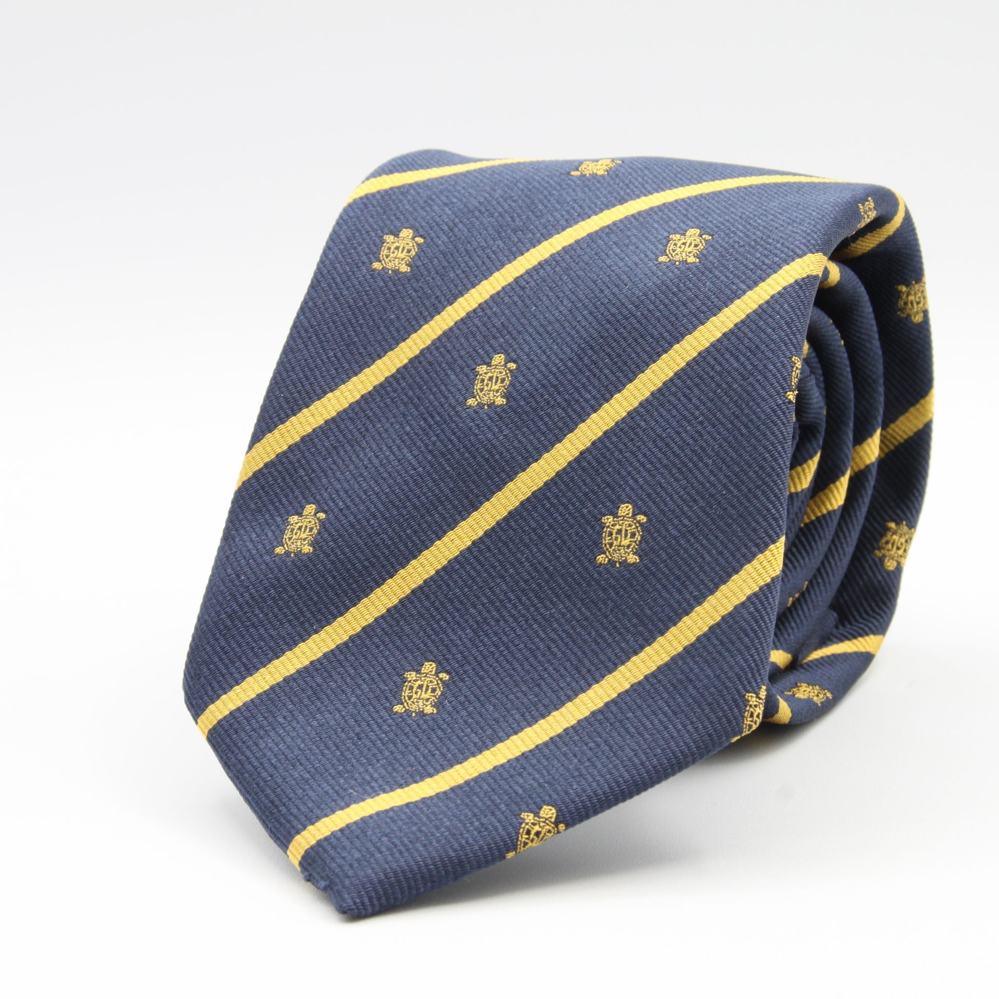 Cruciani &amp; Bella per Gentlemen Drivers
100% Woven Jacquard Silk
Tipped
Blue, Gold Stripes Crest Tie
Handmade in Italy
8 cm x 150 cm
#9204