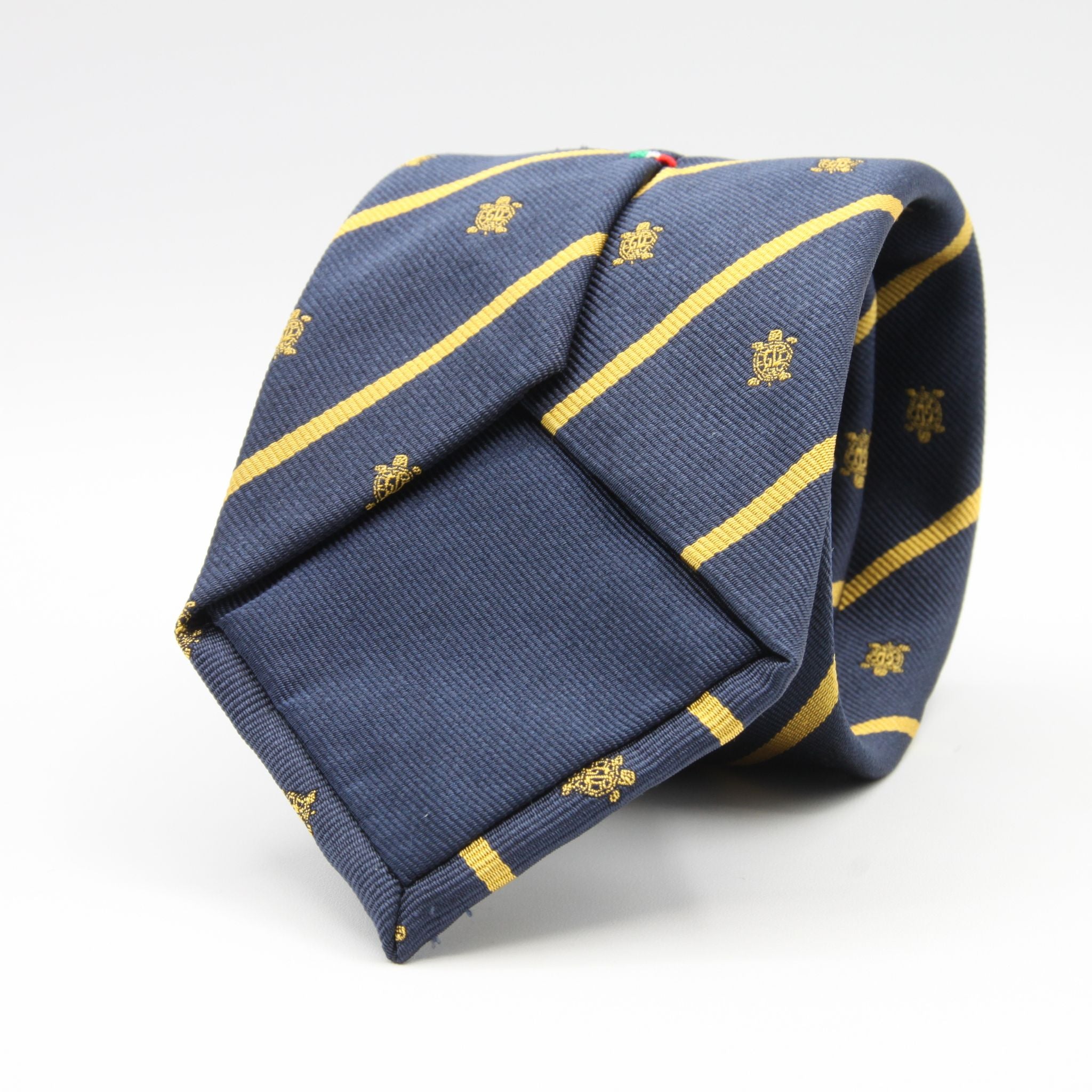 Cruciani &amp; Bella per Gentlemen Drivers
100% Woven Jacquard Silk
Tipped
Blue, Gold Stripes Crest Tie
Handmade in Italy
8 cm x 150 cm
#9204