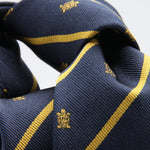 Cruciani &amp; Bella per Gentlemen Drivers
100% Woven Jacquard Silk
Tipped
Blue, Gold Stripes Crest Tie
Handmade in Italy
8 cm x 150 cm
#9204