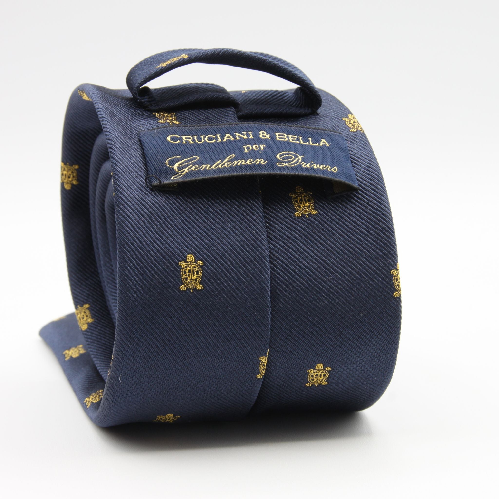 Cruciani &amp; Bella per Gentlemen Drivers
100% Woven Jacquard Silk
Tipped
Blue, Gold Crest Tie
Handmade in Italy
8 cm x 150 cm
#9205