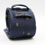 Cruciani &amp; Bella per Gentlemen Drivers
100% Woven Jacquard Silk
Tipped
Blue, Gold Crest Tie
Handmade in Italy
8 cm x 150 cm
#9205