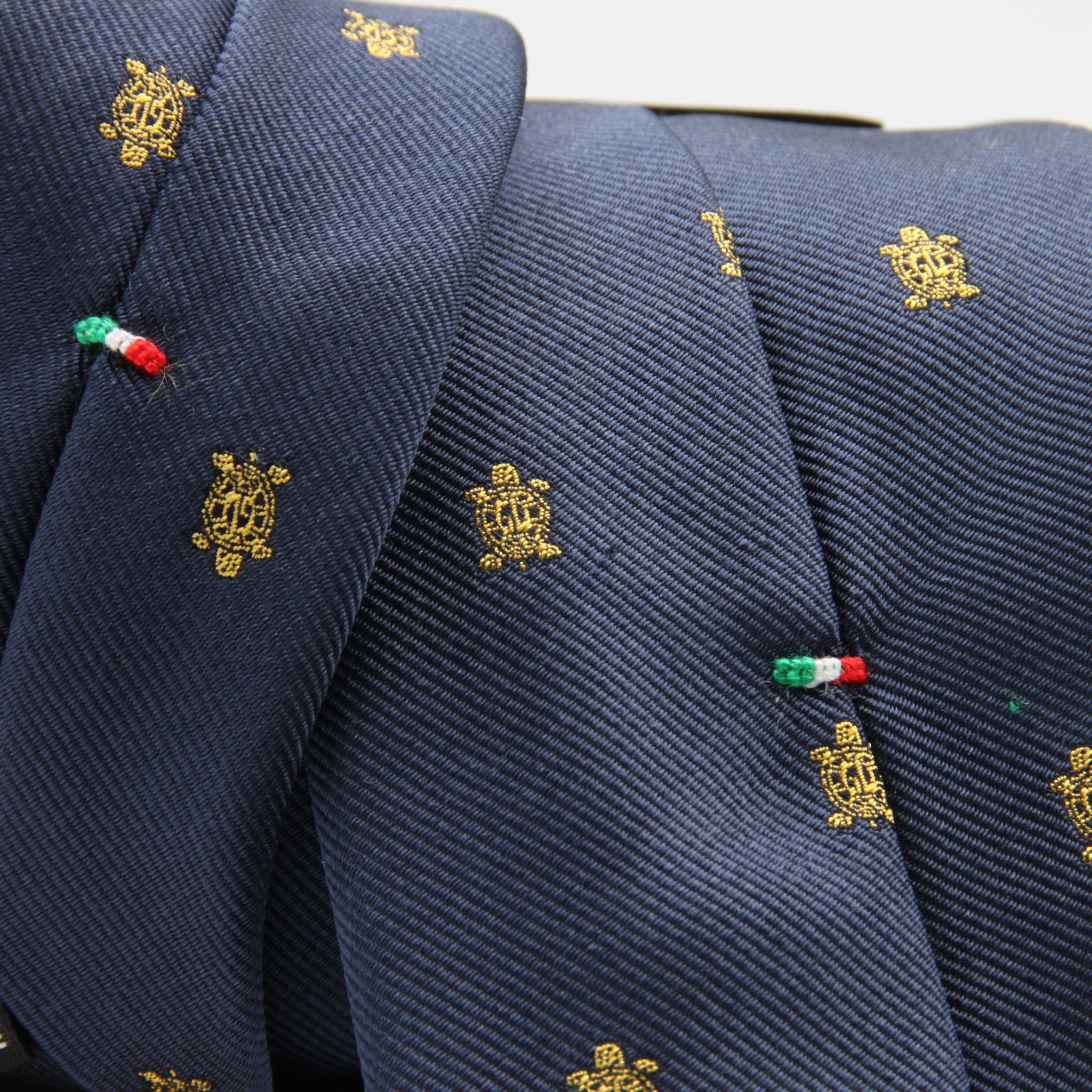 Cruciani &amp; Bella per Gentlemen Drivers
100% Woven Jacquard Silk
Tipped
Blue, Gold Crest Tie
Handmade in Italy
8 cm x 150 cm
#9205