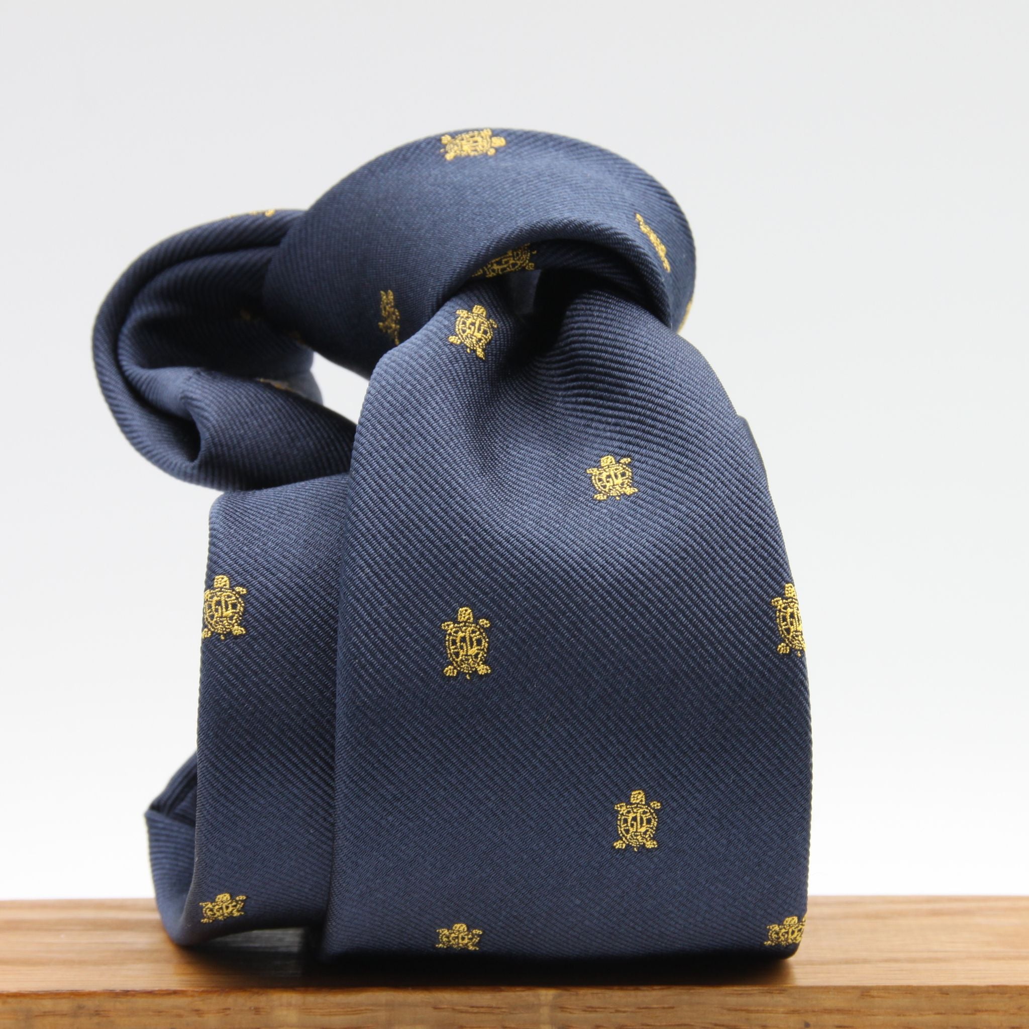 Cruciani &amp; Bella per Gentlemen Drivers
100% Woven Jacquard Silk
Tipped
Blue, Gold Crest Tie
Handmade in Italy
8 cm x 150 cm
#9205