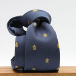 Cruciani &amp; Bella per Gentlemen Drivers
100% Woven Jacquard Silk
Tipped
Blue, Gold Crest Tie
Handmade in Italy
8 cm x 150 cm
#9205