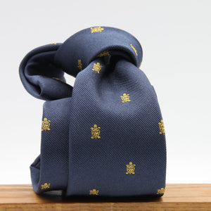 Cruciani &amp; Bella per Gentlemen Drivers
100% Woven Jacquard Silk
Tipped
Blue, Gold Crest Tie
Handmade in Italy
8 cm x 150 cm
#9205