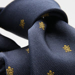 Cruciani &amp; Bella per Gentlemen Drivers
100% Woven Jacquard Silk
Tipped
Blue, Gold Crest Tie
Handmade in Italy
8 cm x 150 cm
#9205