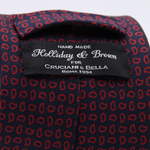 Holliday &amp; Brown for Cruciani &amp; Bella
100% printed Silk
Self Tipped
Navy Blue and Red motif tie
Exclusive tie lining
Handmade in Italy
8,5 cm x 150 cm
#10398