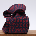 Holliday &amp; Brown for Cruciani &amp; Bella
100% printed Silk
Self Tipped
Navy Blue and Red motif tie
Exclusive tie lining
Handmade in Italy
8,5 cm x 150 cm
#10398