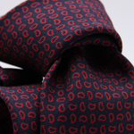 Holliday &amp; Brown for Cruciani &amp; Bella
100% printed Silk
Self Tipped
Navy Blue and Red motif tie
Exclusive tie lining
Handmade in Italy
8,5 cm x 150 cm
#10398