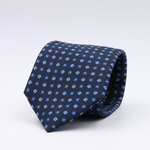 Holliday &amp; Brown for Cruciani &amp; Bella
100% printed Silk
Self Tipped
Navy Blue, Royal Blue and white motif tie
Exclusive tie lining
Handmade in Italy
8,5 cm x 150 cm
#10400